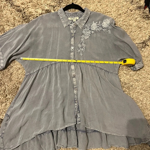 Solitaire Top Women's small  Blue Denim Embroidery Boho Peasant Hi Lo Hem (J124) - Picture 8 of 8